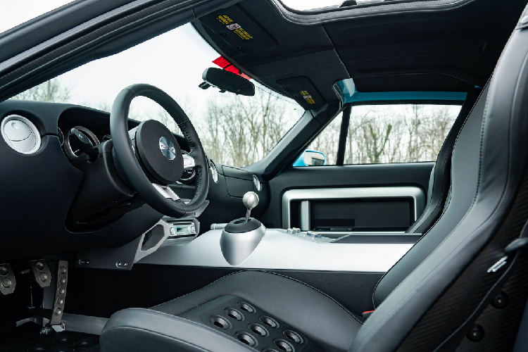 Ngoài ra, Ford GT còn sở hữu nhiều công nghệ đi trước thời đại như khung sườn được gia cố bằng nhựa siêu bền, thân xe bằng nhôm, bảng điều khiển trung tâm bằng magnesium, hệ thống nạp nhiên liệu không cần nắp bình xăng, tấm che khoang động cơ bằng hợp kim nhôm và sợi carbon...