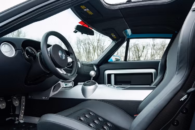 Ngoài ra, Ford GT còn sở hữu nhiều công nghệ đi trước thời đại như khung sườn được gia cố bằng nhựa siêu bền, thân xe bằng nhôm, bảng điều khiển trung tâm bằng magnesium, hệ thống nạp nhiên liệu không cần nắp bình xăng, tấm che khoang động cơ bằng hợp kim nhôm và sợi carbon...