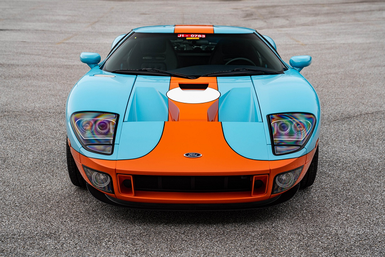 Theo lý giải của nhà sản xuất, điều này giúp tối ưu hóa thiết kế và trọng lượng của chiếc xe, do phiên bản tại Canada có cấu tạo cản trước thay đổi so với phiên bản tiêu chuẩn. Cụ thể, Ford GT bắt buộc phải có đèn chiếu sáng ban ngày, lớp xốp hấp thụ xung lực và tiếng ồn tại cản trước nặng hơn…