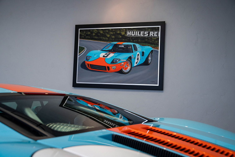 Đi kèm theo xe là các phụ kiện chính hãng còn nguyên vẹn như bộ hồ sơ từ nhà máy, chìa khóa, hướng dẫn sử dụng, giá lắp biển số theo tiêu chuẩn Canada… Ngoài xe, người thắng đấu giá sẽ nhận được thêm bức họa sơn dầu của nghệ sĩ David Snyder vẽ chiếc GT40 giành chiến thắng năm 1968.