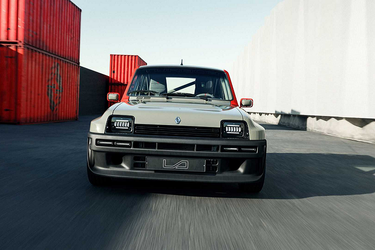 Nằm trong bộ khuếch tán gió hai mảnh tùy chỉnh phía sau, các đầu ống xả kép có hình vuông để bổ sung cho thiết kế góc cạnh thể hiện sự tri ân với thiết kế của Renault. Turbo 3 có khoảng sáng gầm thấp và sử dụng hệ thống treo xương đòn kép ở phía trước và phía sau, đại hiện cấu hình hiện đại được sử dụng bởi xe đua R5 Maxi Turbo.