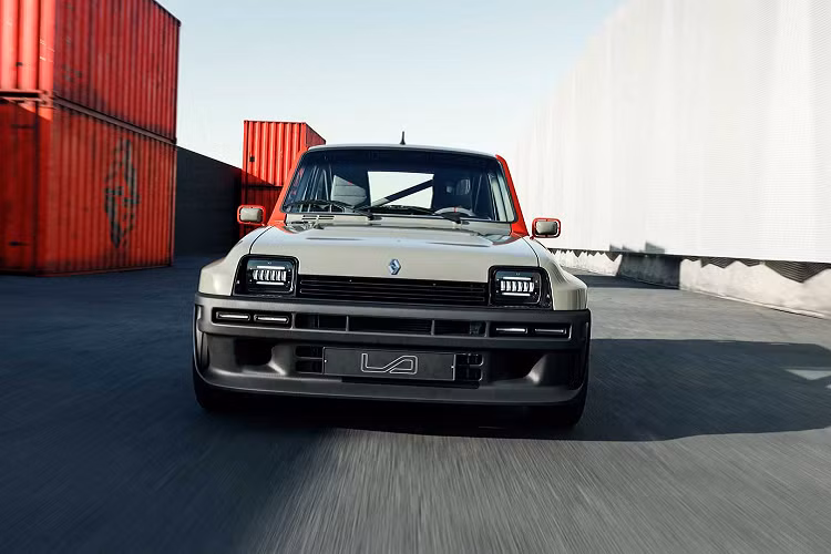 Nằm trong bộ khuếch tán gió hai mảnh tùy chỉnh phía sau, các đầu ống xả kép có hình vuông để bổ sung cho thiết kế góc cạnh thể hiện sự tri ân với thiết kế của Renault. Turbo 3 có khoảng sáng gầm thấp và sử dụng hệ thống treo xương đòn kép ở phía trước và phía sau, đại hiện cấu hình hiện đại được sử dụng bởi xe đua R5 Maxi Turbo.