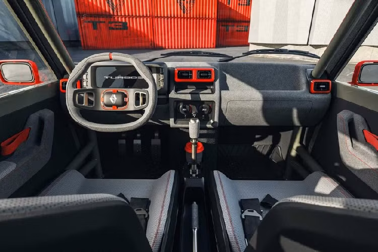 Gìn giữ bản chất thiết kế đã khiến mẫu hatchback hiệu suất cao động cơ đặt giữa trở nên đặc biệt, Turbo 3 của Legende Automobiles là một phiên bản hiện đại của mẫu R5 ba cửa nguyên bản. Thân vỏ độ chế tạo thủ công của nó chủ yếu làm bằng sợi carbon để giữ trọng lượng nhẹ và đã được nới rộng để phù hợp với la-zăng 16 inch phía trước và 17 inch phía sau có sẵn trong hai thiết kế khác nhau.