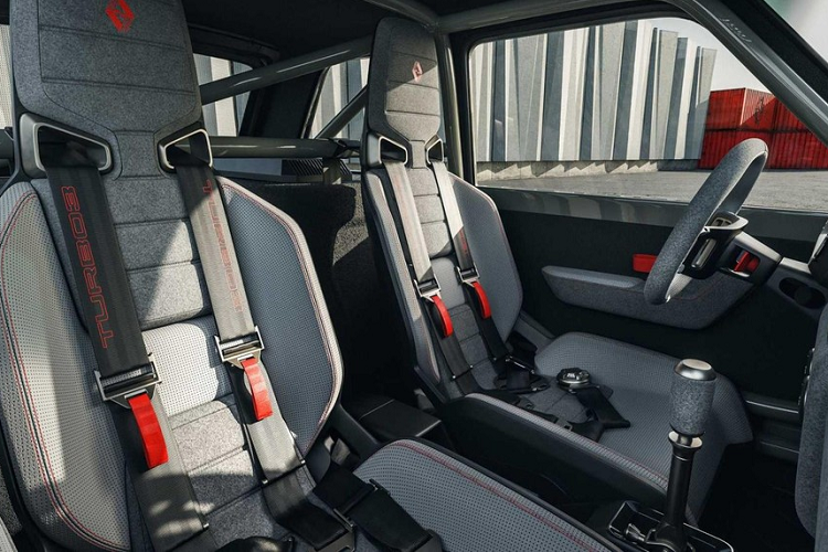 R5 T3 của Legende Automobiles đã hoán đổi các bóng đèn cũ bằng đèn LED mới trong khi vẫn giữ được vẻ ngoài không thể nhầm lẫn như trước đây. Các khe gió ở cột C là một chi tiết có tính thẩm mỹ hình ảnh (nhưng cũng có chức năng) gợi nhớ đến Turbo 1 và Turbo 2 trong khi kính bên phía sau được đặt trong khung sợi carbon. Phần đuôi xe mạnh mẽ có một cánh gió mở rộng trên nóc được hoàn thiện bằng màu đỏ, làm một phần của lớp sơn tương phản cũng được áp dụng trên gương chiếu hậu bên, trung tâm bánh xe, và cột A.