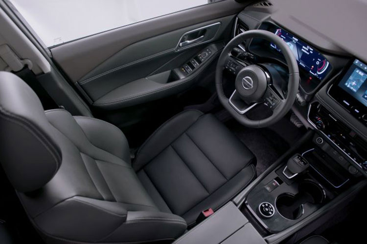 Ngoài ra, màn hình 9 inch còn tích hợp hệ thống định vị vệ tinh ở bản cao cấp. Bên cạnh đó là màn hình hiển thị thông tin kính lái 10,8 inch và bảng đồng hồ kỹ thuật số với màn hình 12,3 inch hoặc 7 inch, tùy phiên bản.