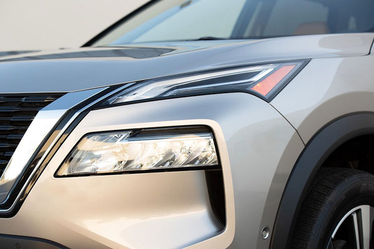 Trong khi đó, động cơ xăng 4 xi-lanh, hút khí tự nhiên, dung tích 2.5L cũ vẫn được giữ lại trên Nissan X-Trail 2022. Động cơ này sản sinh công suất tối đa 181 mã lực và mô-men xoắn cực đại 245 Nm.