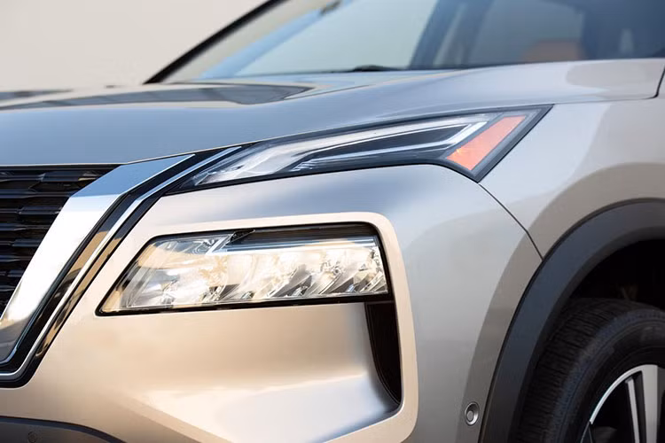 Trong khi đó, động cơ xăng 4 xi-lanh, hút khí tự nhiên, dung tích 2.5L cũ vẫn được giữ lại trên Nissan X-Trail 2022. Động cơ này sản sinh công suất tối đa 181 mã lực và mô-men xoắn cực đại 245 Nm.