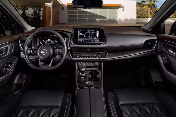 Không chỉ thay đổi kích thước, Nissan X-Trail ở thế hệ mới còn tiến hóa về mặt thiết kế theo phong cách thể thao và hiện đại hơn. Trong khi đó, nội thất của xe được bổ sung nhiều trang bị như màn hình thông tin giải trí cảm ứng 8 inch tiêu chuẩn hoặc 9 inch tùy chọn, hỗ trợ Apple CarPlay và Android Auto.