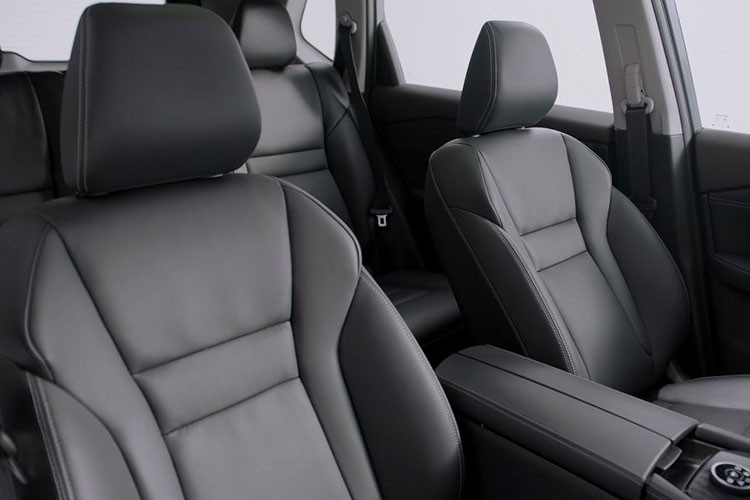 Chưa hết, Nissan X-Trail 2022 còn có rèm che nắng có thể kéo lên, hạ xuống, sạc điện thoại thông minh không dây, điều hòa tự động 3 vùng, cửa sổ trời toàn cảnh Panorama, ghế Zero Gravity lấy cảm hứng từ NASA ở cả trước lẫn sau và cửa mở gần 90 độ để ra/vào xe dễ dàng hơn.