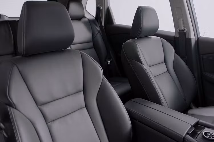 Chưa hết, Nissan X-Trail 2022 còn có rèm che nắng có thể kéo lên, hạ xuống, sạc điện thoại thông minh không dây, điều hòa tự động 3 vùng, cửa sổ trời toàn cảnh Panorama, ghế Zero Gravity lấy cảm hứng từ NASA ở cả trước lẫn sau và cửa mở gần 90 độ để ra/vào xe dễ dàng hơn.