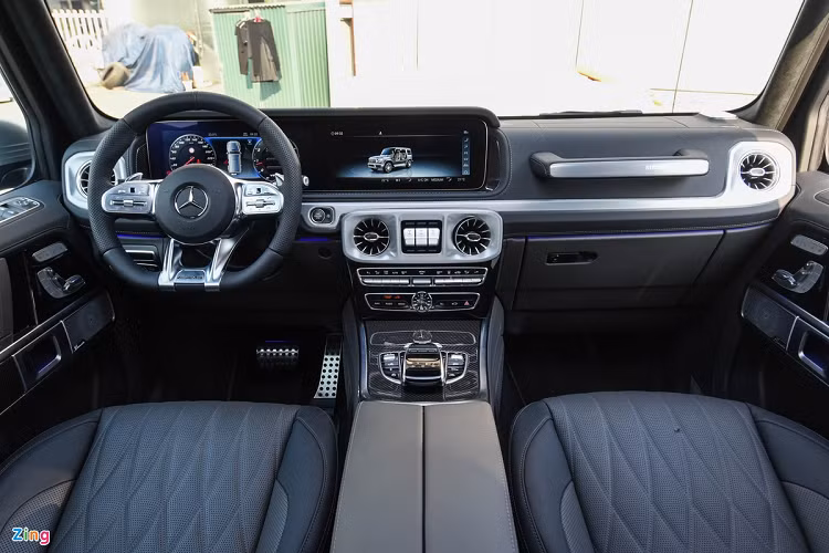 Tổng thể thiết kế nội thất của Mercedes-AMG G63 Stronger Than Time không khác biệt nhiều model G63 thường. Những nâng cấp chủ yếu đến từ một số chi tiết trang trí và vật liệu được sử dụng.