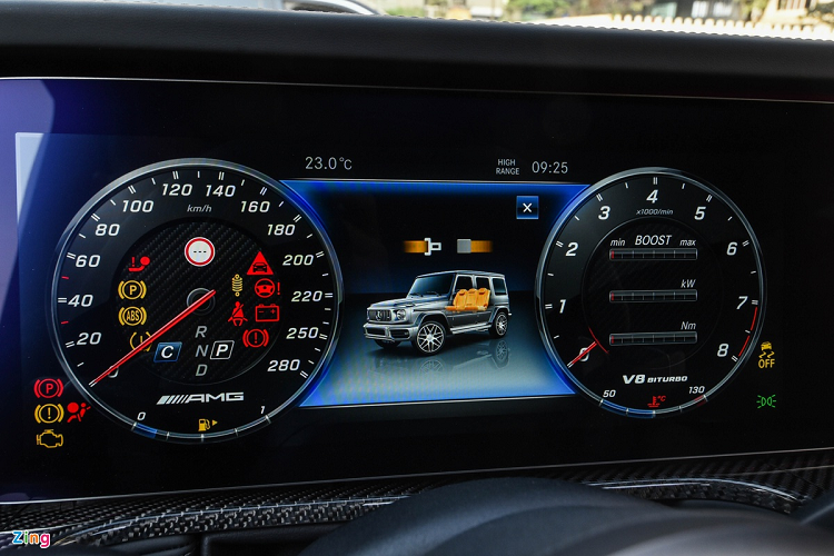 Một số trang bị đáng chú ý của xe gồm có cặp màn hình giải trí trung tâm và bảng đồng hồ kỹ thuật số kích cỡ 12,3 inch, dàn âm thanh vòm Burmester, ghế chỉnh điện đa hướng, nhớ 3 vị trí, cửa sổ trời, camera 360 độ, đèn viền nội thất 64 màu, hệ thống treo thích ứng và gói an toàn Driving Assistance Package. 