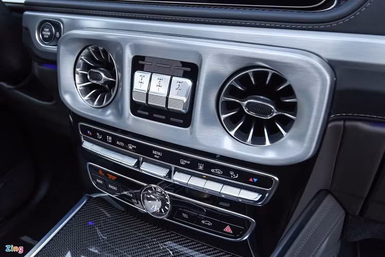 Cụ thể, khu vực chứa núm xoay điều khiển màn hình giải trí được làm từ sợi carbon và tay nắm phía trên hộc đựng găng có dòng chữ "Stronger Than Time". 