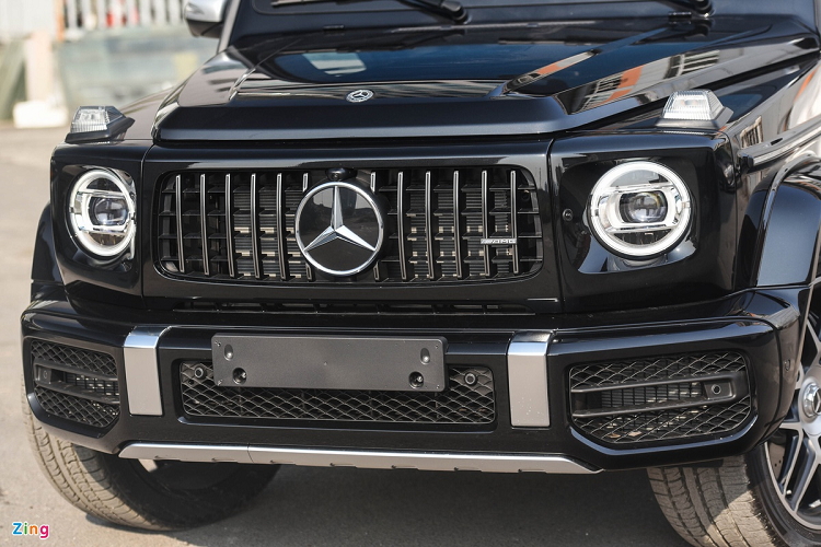 Song song đó, mẫu SUV hạng sang Mercedes-AMG G63 Stronger Than Time còn được trang bị gói ngoại thất AMG và hệ thống đèn pha thông minh với công nghệ Multibeam LED.