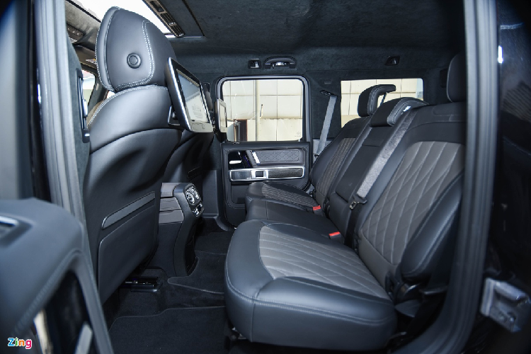 Ghế được bọc da tone màu xám, hàng ghế sau có thêm cặp màn hình giải trí - option không có sẵn trên bản Mercedes-AMG G63 tiêu chuẩn.