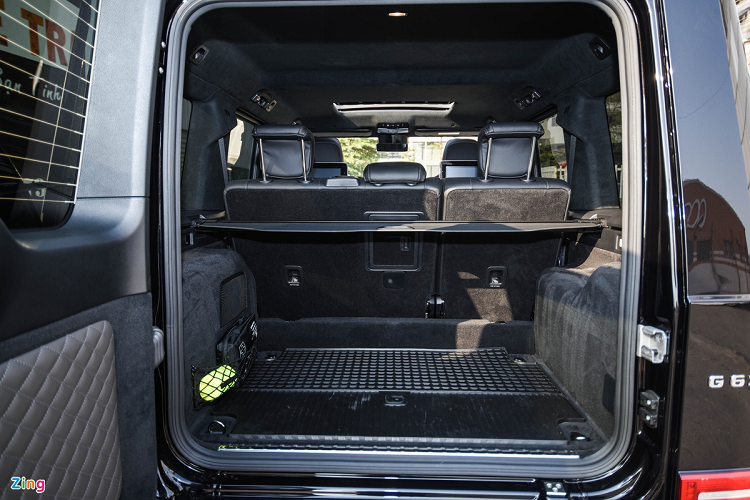 Khoang hành lý của xe có dung tích trên dưới 1.000 lít, bề mặt sàn được hoàn thiện khác biệt đôi chút so với model G63 tiêu chuẩn. 