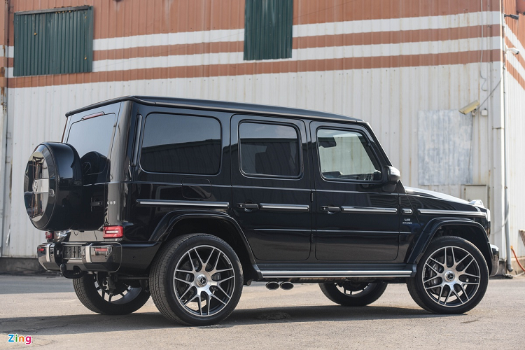 So với biến thể G63 tiêu chuẩn, Mercedes-AMG G63 Stronger Than Time khác biệt ở một số chi tiết ngoại thất như gương chiếu hậu ốp crôm hay bộ la-zăng 22 inch 7 chấu kép có thiết kế dành riêng cho phiên bản này.
