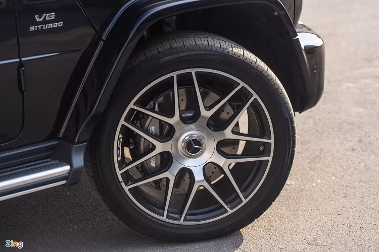 Xe được trang bị cùm phanh màu xám thay vì màu đỏ như trên phiên bản G63 tiêu chuẩn.