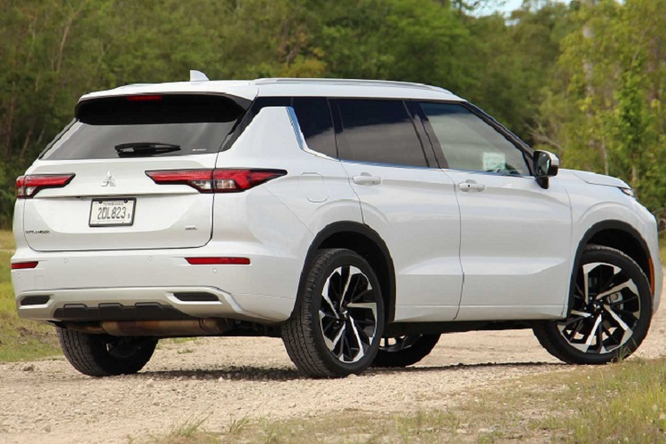 Kết hợp với hệ thống định vị của Mitsubishi Outlander, thông tin đường cong trên bản đồ cho phép chiếc SUV tự động điều chỉnh tốc độ và giảm bớt gánh nặng cho người lái.