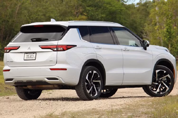 Kết hợp với hệ thống định vị của Mitsubishi Outlander, thông tin đường cong trên bản đồ cho phép chiếc SUV tự động điều chỉnh tốc độ và giảm bớt gánh nặng cho người lái.