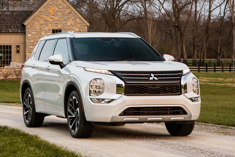 Hiện Outlander 2022 là mẫu xe đắt nhất của thương hiệu Mitsubishi kể từ khi Lancer Evolution Final Edition 2015 bị ngừng bán. Cụ thể, giá xe Mitsubishi Outlander 2022 tại Mỹ dao động từ 26.990 - 32.340 USD (khoảng 621 - 744 triệu đồng). Đây là mẫu SUV 7 chỗ đang thu hút nhiều khách hàng giàu có đến với thương hiệu Nhật Bản.