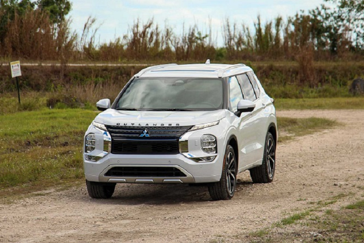 Mitsubishi Outlander 2022 thế hệ mới nhất được IIHS khen ngợi về hiệu suất an toàn va chạm và hiệu suất an toàn phòng ngừa ở mức cao trong các đánh giá mức độ va chạm, các bài kiểm tra phòng ngừa va chạm phía trước và đánh giá đèn pha của IIHS.