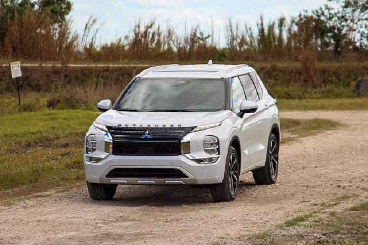 Mitsubishi Outlander 2022 thế hệ mới nhất được IIHS khen ngợi về hiệu suất an toàn va chạm và hiệu suất an toàn phòng ngừa ở mức cao trong các đánh giá mức độ va chạm, các bài kiểm tra phòng ngừa va chạm phía trước và đánh giá đèn pha của IIHS.