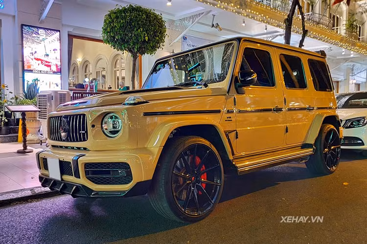 Chi tiết hộc đèn pha cũng đã được thay mới theo thiết kế của TopCar, nắp ca-pô lồi hẳn lên so với với 3 nếp gấp khoẻ khoắn được cấu tạo bằng sợi carbon và sợi kevlar. Đồng thời, phần nắp ca-pô mới cũng có khe hút gió giúp làm mát cho động cơ bên trong.