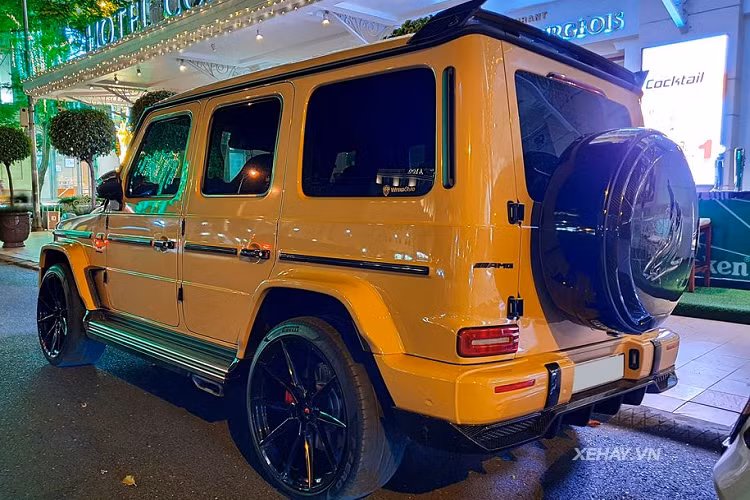 Bản độ TopCar mang đến cho siêu phẩm Mercedes-AMG G63 ốp cản dưới trước/sau, nẹp hông, ốp bánh sơ cua, cánh gió...được làm từ sợi carbon giúp tăng lên vẻ hầm hố của xe. 