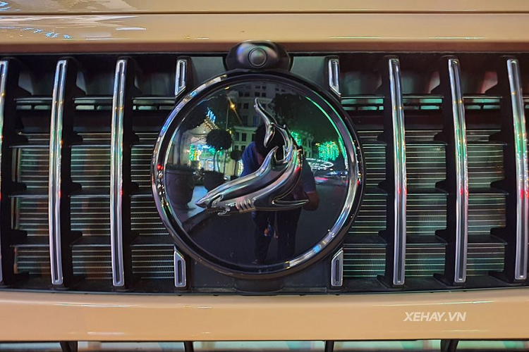 Phía bên hông, tay nắm cửa nguyên bản bằng nhựa đã bị loại bỏ để thay bằng loại bọc sợi carbon, logo "Cá mập" của TopCar xuất hiện ở nhiều chi tiết từ mang cá cho tới chụp logo nguyên bản. 