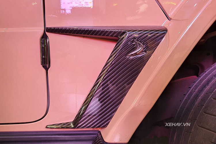 Về trang bị mâm xe, chiếc G63 độ TopCar trong bài sử dụng bộ mâm đa chấu sơn đen mờ có kích thước tới 23 inch từ thương hiệu Vossen. Kèm theo đó còn là hệ thống phanh đĩa hiệu năng cao cùng cùm phanh AMG sơn đỏ nổi bật.