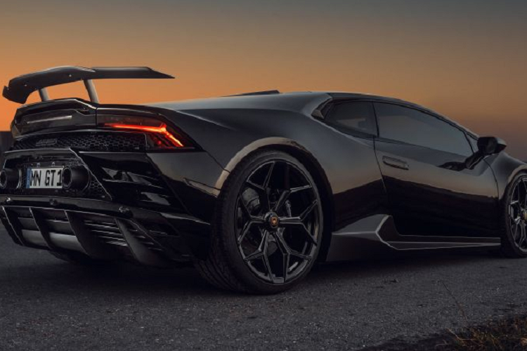 Biến thể RWD nhẹ hơn 33 kg so với bản AWD do ít chi tiết hơn. Siêu xe tăng tốc từ 0-100km/h trong 3,3 giây. Tốc độ tối đa đạt 325km/h.