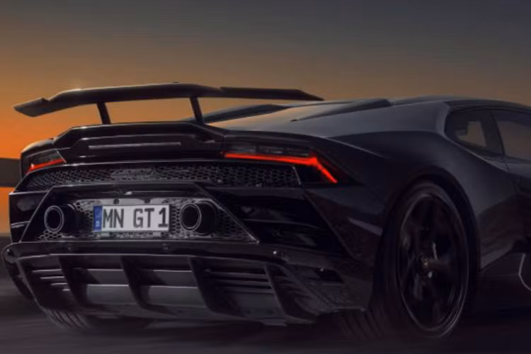 Ở chiếc siêu xe Lamborghini Huracan Evo RWD này, đó chính là ống xả, cửa gió trên nóc xe, nắp động cơ N-Largo, chụp gương bên, cửa hút gió bên, tấm ốp sườn xe, cánh gió lớn phía sau và bộ chia trước.