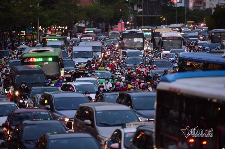 Dòng người ùn ùn rời thành phố đi nghỉ lễ 30/4 - 1/5 Dong nguoi un un roi thanh pho di nghi le 30/4 - 1/5