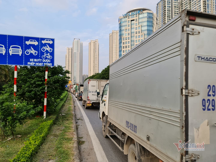 17h30: Đại lộ Thăng Long đoạn hướng vào ngã tư Khuất Duy Tiến ùn tắc kéo dài. Hàng trăm phương tiện (chủ yếu là xe container) nối đuôi nhau nhích từng mét. Ảnh: Đoàn Bổng