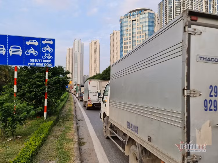 17h30: Đại lộ Thăng Long đoạn hướng vào ngã tư Khuất Duy Tiến ùn tắc kéo dài. Hàng trăm phương tiện (chủ yếu là xe container) nối đuôi nhau nhích từng mét. Ảnh: Đoàn Bổng