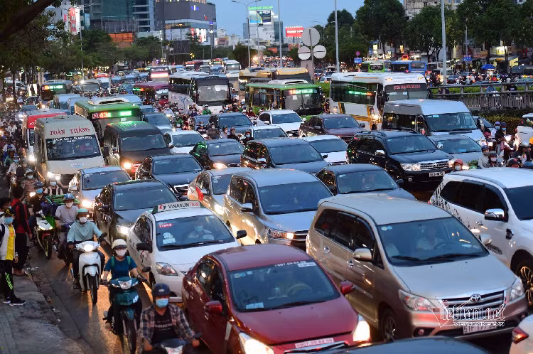 Một trong những điểm đen về ùn tắc giao thông là đoạn từ cầu Sài Gòn về ngã tư Hàng Xanh, chiều tối nay cũng không ngoại lệ. Cả nghìn phương tiện ken đặc đoạn đường dài, nhích từng mét trong cái nóng cuối chiều.