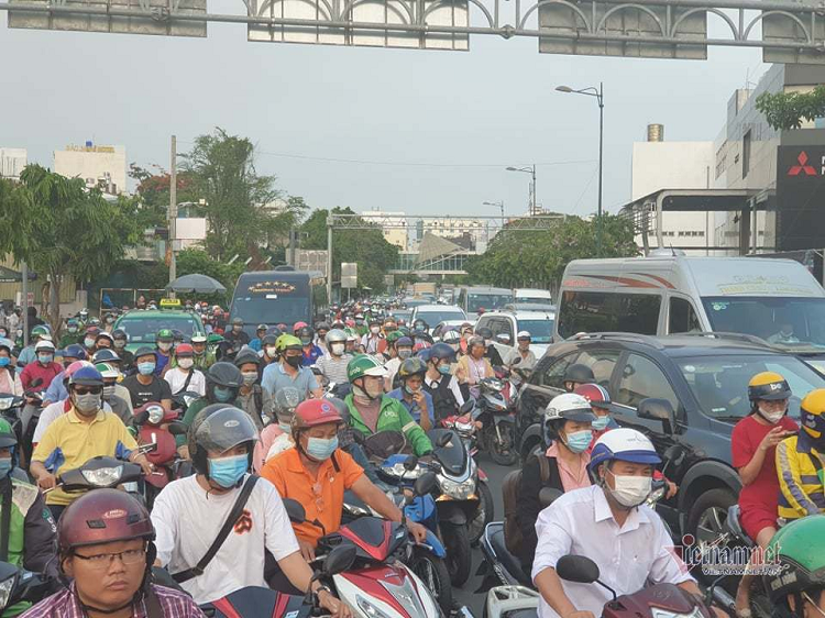 Bên trong sân bay, lượng khách đổ về khá đông cao. Một số khu vực trước quầy vé xảy ra tình trạng hành khách xếp hàng dài để làm thủ tục. Tuy nhiên, khu vực soi chiếu khá thông thoáng. Các thủ tục được triển khai rất nhanh chóng. Ảnh: Như Sỹ