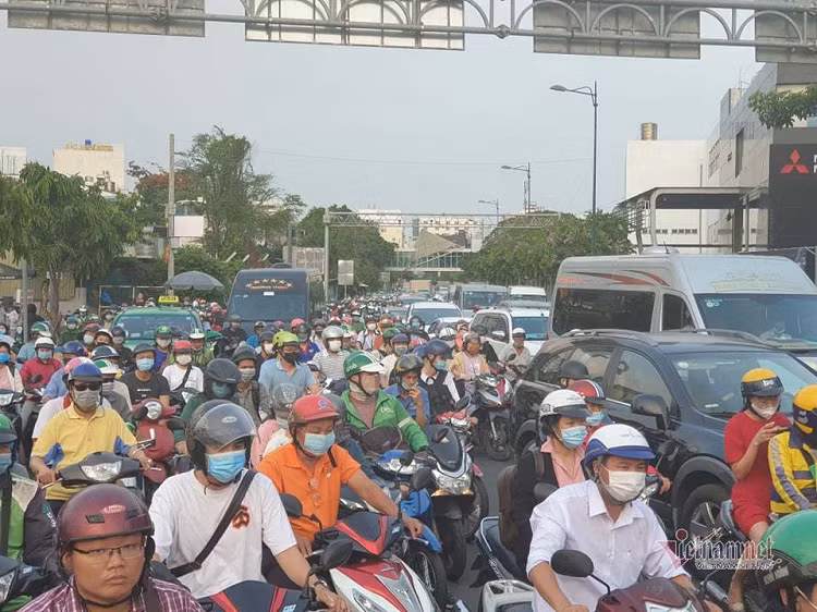 Bên trong sân bay, lượng khách đổ về khá đông cao. Một số khu vực trước quầy vé xảy ra tình trạng hành khách xếp hàng dài để làm thủ tục. Tuy nhiên, khu vực soi chiếu khá thông thoáng. Các thủ tục được triển khai rất nhanh chóng. Ảnh: Như Sỹ