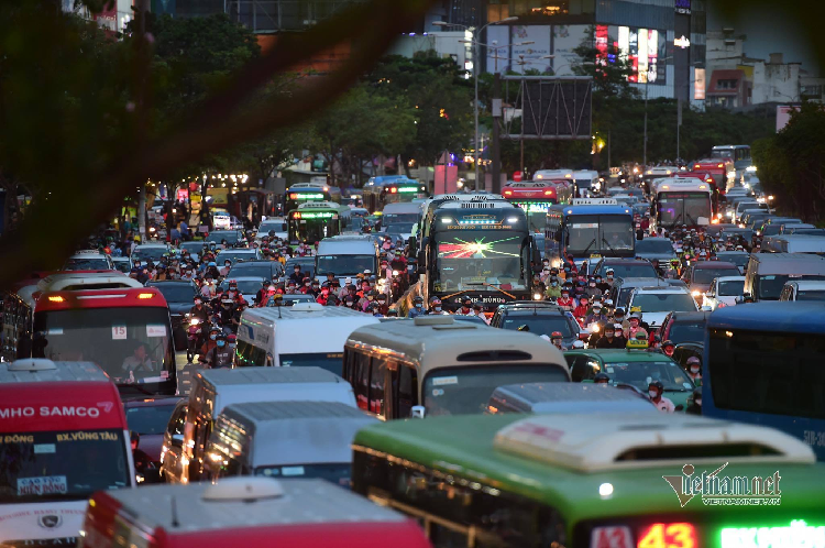 Xe máy, ô tô, xe khách... chen nhau di chuyển trên đường. Người dân nơi đây cho biết, vài hôm nay cứ tầm chiều là kẹt nhưng cao điểm nhất là chiều tối nay khi người dân ùn ùn đổ ra bến xe miền Đông để về quê
