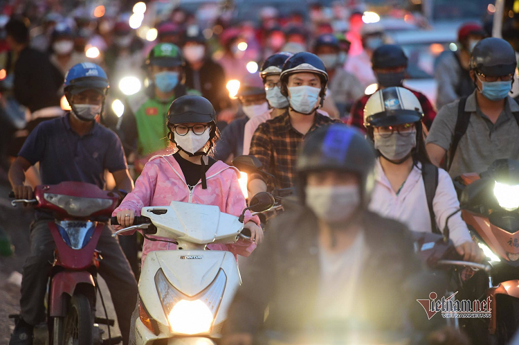 Trung tá Nguyễn Đức Thắng, Đội trưởng đội CSGT số 7 cho biết: Cán bộ chiến sĩ đội làm nhiệm vụ 100% quân số tại các nút giao thông trọng điểm trên địa bàn đội. Đặc biệt là tuyến đường vành đai 3 trên cao, đường Khuất Duy Tiến, Nguyễn Xiển, Nghiêm Xuân Yêm và các nút giao có thể gây ùn tắc giao thông như Nguyễn Trãi - Khuất Duy Tiến, Nghiêm Xuân Yêm - Kim Giang. Đến 18h, giao thông tại cửa ngõ phía Nam Hà Nội chỉ đông các phương tiện ra vào thành phố, chưa có tình trạng tắc nghẽn.