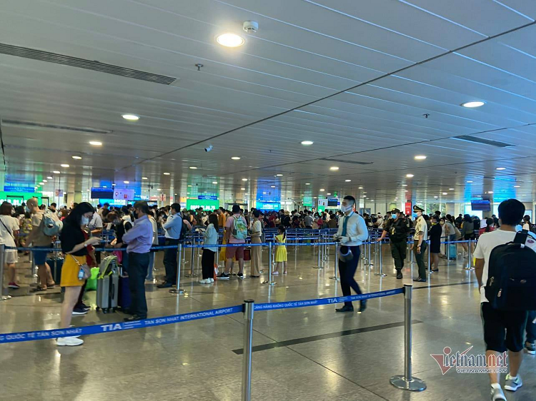 Đường Phạm Hùng (đoạn đối diện bến xe khách Mỹ Đình) xảy ra tình trạng ùn tắc kéo dài. Hàng trăm phương tiện nối dài cả cây số hướng ra cầu Thăng Long.