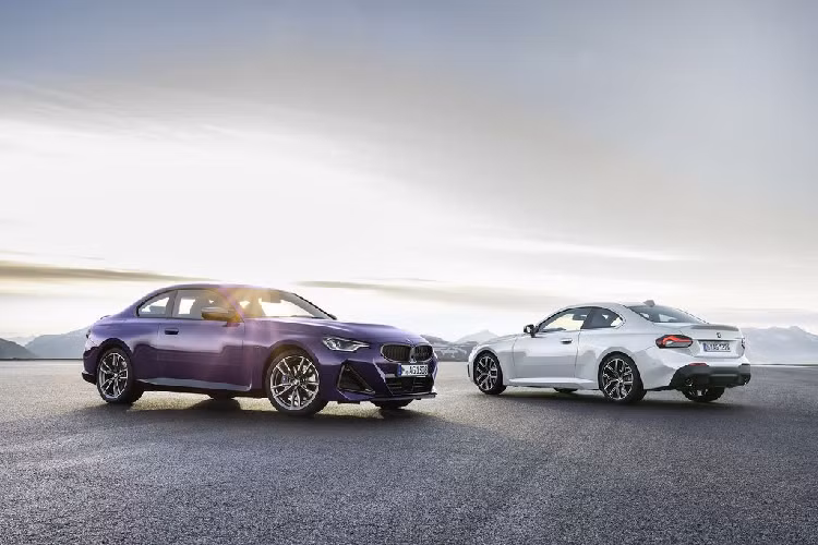 Về động cơ, phiên bản hiệu suất cao M240i xDrive Coupe được trang bị động cơ 6 xi-lanh TwinPower Turbo 3.0L mạnh 382 mã lực và mô-men xoắn 500 Nm, kết hợp với hộp số tự động tám cấp và hệ dẫn động bốn bánh toàn thời gian với bộ vi sai cầu sau M Sport. Nhờ có thêm sức mạnh và lực kéo, xe có khả năng tăng tốc từ 0-96 km/h chỉ trong 4,1 giây.