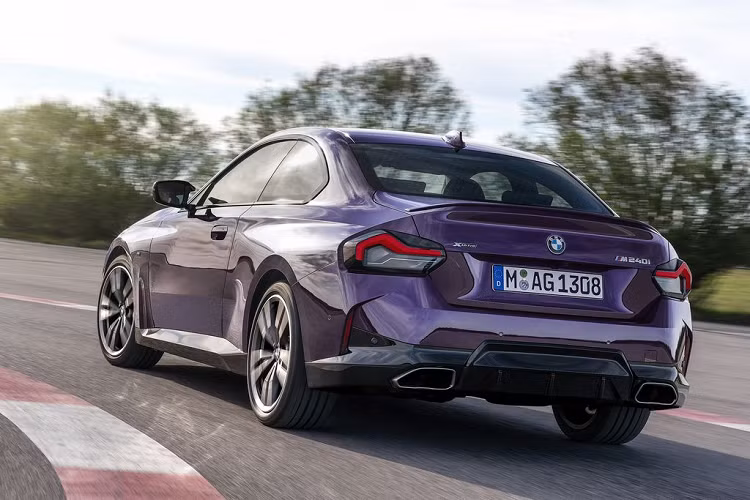 Ngoài ra với tính năng Stop &amp; Go, người lái có thể nhận được hệ thống kiểm soát hành trình chủ động. BMW 2-Series Coupe mới sử dụng nền tảng chassis CLAR của BMW, hãng xe Đức cho biết, 2-Series Coupe có tỉ lệ phân bổ trọng lượng gần như 50:50 và có độ cứng xoắn tĩnh tăng khoảng 12% so với BMW 2-Series Coupe cũ.