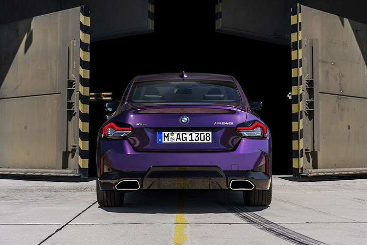 Đèn pha LED thiết kế vuốt ngược ra sau và hai hốc gió hình tam giác nằm phía dưới. BMW 2-Series Coupe hạng sang sở hữu bộ mâm tái thiết kế, vòm bánh xe nâng cao hơn. Nhìn ngang hông xe sẽ thấy những đường dập nổi được thiết kế khéo léo và tay nắm cửa dạng ẩn.