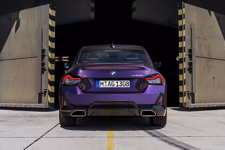 Đèn pha LED thiết kế vuốt ngược ra sau và hai hốc gió hình tam giác nằm phía dưới. BMW 2-Series Coupe hạng sang sở hữu bộ mâm tái thiết kế, vòm bánh xe nâng cao hơn. Nhìn ngang hông xe sẽ thấy những đường dập nổi được thiết kế khéo léo và tay nắm cửa dạng ẩn.