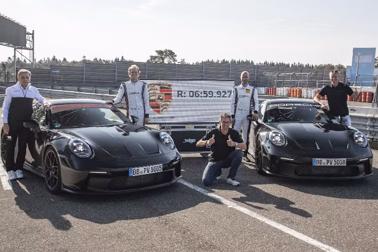 Giống như những chiếc Porsche khác, 911 GT3 đời 2021 cũng được thử nghiệm trên trường đua “Địa Ngục Xanh” danh tiếng Nurburgring-Nordschleife dài 20,8 km. Chiếc xe đạt thành tích 6 phút 59,927 giây, nhanh hơn 17 giây so với phiên bản tiền nhiệm. Xe sẽ bắt đầu được bàn giao đến khách hàng trong tháng 5 năm nay. Theo một số nguồn tin chưa chính thức, mức giá xe Porsche 911 GT3 2021 khởi điểm sẽ cao hơn 170.000 USD.