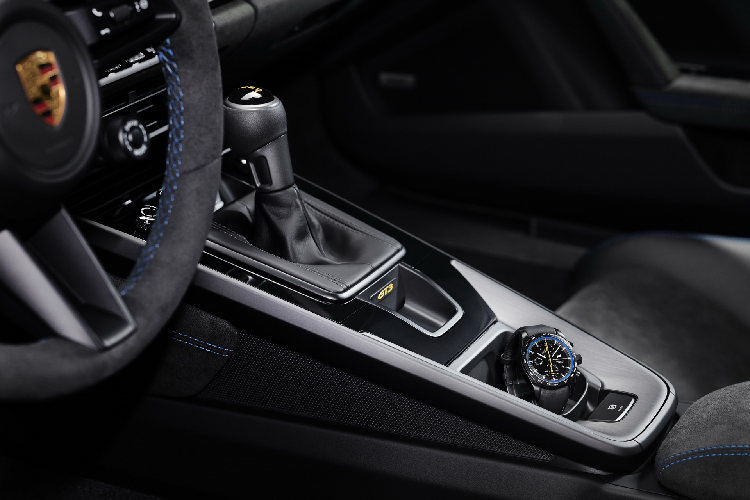 Nội thất xe cũng cho phép khách hàng cá nhân hóa nhiều trang bị thông qua gói Porsche Exclusive Manufaktur như mui xe được làm từ sợi carbon, bảng đồng hồ báo vòng tua, đồng hồ Sport Chrono, dây đai an toàn, ốp nội thất… Bên cạnh chiếc 911 GT3, khách hàng cũng có thể đặt riêng cho bản thân một chiếc đồng hồ Porsche Design với chất liệu bằng titanium cũng như mặt số có màu sắc tương đồng với ngoại thất của xe.