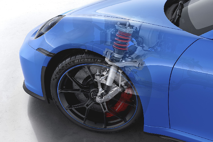Lần đầu tiên, Porsche 911 GT3 được trang bị hệ thống treo với kết cấu tay đòn kép cho cầu trước, vốn lấy cảm hứng từ các mẫu xe đua tranh giải GT3 Cup. Cầu sau được trang bị hệ thống treo đa điểm, tương tự như các phiên bản 992 khác, cùng với tính năng đánh lái bánh sau.