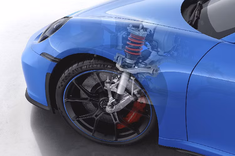 Lần đầu tiên, Porsche 911 GT3 được trang bị hệ thống treo với kết cấu tay đòn kép cho cầu trước, vốn lấy cảm hứng từ các mẫu xe đua tranh giải GT3 Cup. Cầu sau được trang bị hệ thống treo đa điểm, tương tự như các phiên bản 992 khác, cùng với tính năng đánh lái bánh sau.